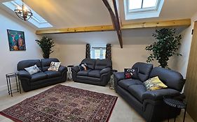 Sleeps 12, Stunning Dog Friendly Lodge, Rural Village